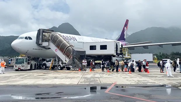 HAWAII AIR PASSENGERS DEPLANING