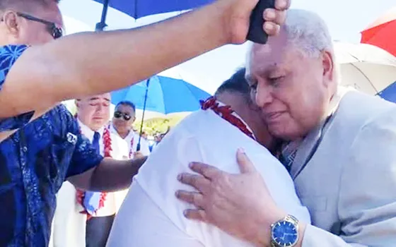 Tuila'epa Sa'ilele Malielegaoi in the arms of the Head of State