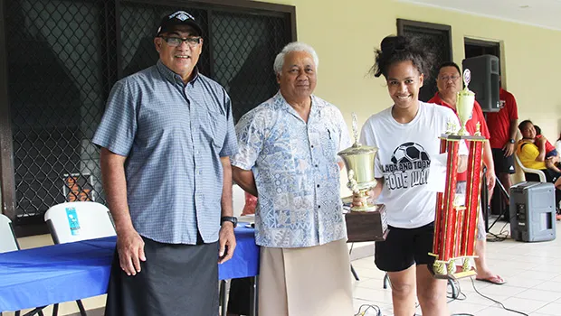 Pule Sagote (far right) of Ilaoa & To’omata receives the women’s 2018 FFAS National League trophy
