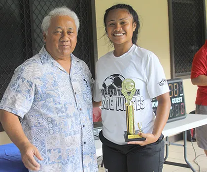 Rosie Faleao of Ilaoa & To’omata receives her women’s FFAS 2018 National League championship game MVP trophy from FFAS President, Sen. Faiivae Iuli Alex Godinet