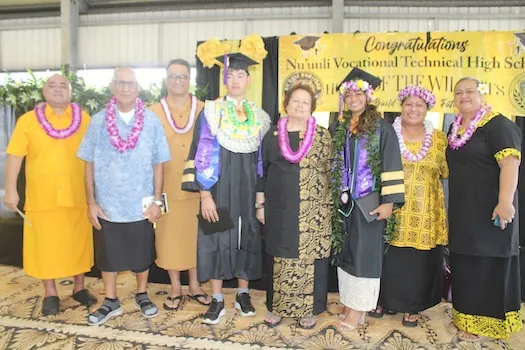 NVTHS grads with dignataries 