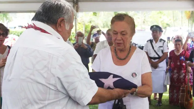 uilaepa Dr. Sa'ilele Malielegaoi presents the flag of Samoa to Celine Keil 