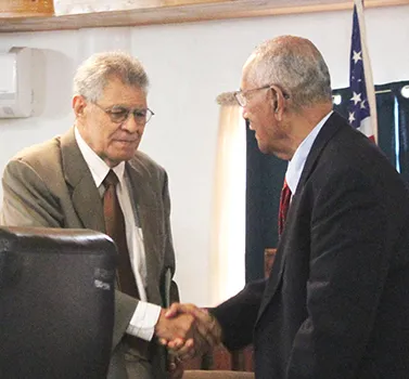 Fonoti Douglas Jessop (left) shakes hands with Sen. Soliai Tuipine Fuimaono