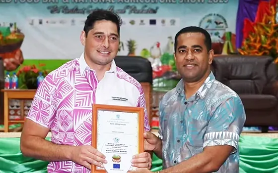 Saimon Lomaloma, left.