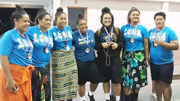 O le 'au na masi'i mai ma ta'a'alo i le Likl Volleyball "Tama'ita'i mai Lona" ua latou mauaina le pine siliva i le fa'aiuga o le Likl o le Kerisimasi.