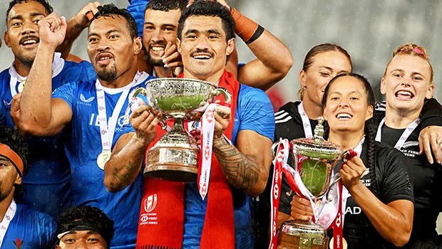 Vaa Apelu Maliko hoists tropy beside NZ Women with their trophy
