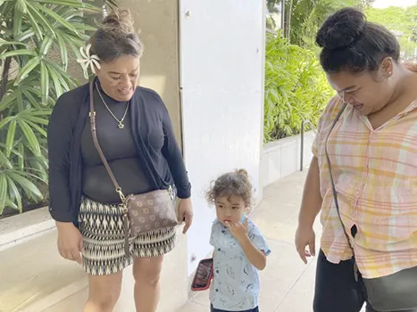 Kaulana Alo-Kaonohi’s mother, Maipela Kaonohi, left, his son and sister