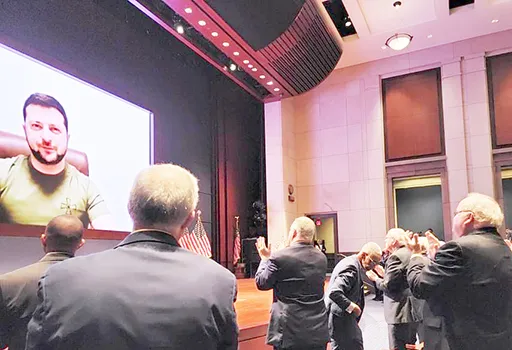 Congressional members applaud Ukraine President Zelensky