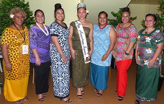  L-R Meafou Imo Peresetene o le MASI; Edwina Laina Lilomaiava Tanielu; Christine Dutrete; Miss Pcific Islands Matauaina Toomalatai, Talileleia Ifoitaua Fiatama'ita'i Tasi; Brittney Unasa Galo; ma Magalita Philomena Johnson. Tala o le tauvaga i le lomiga o le Lali.