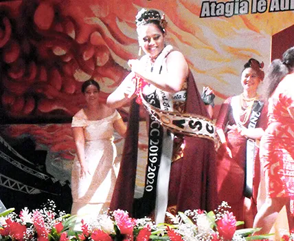Newly crowned Apoiliu Atuaia performs her victory siva at