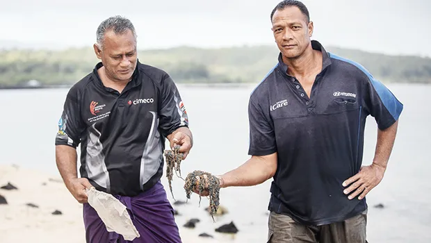 Faafili and Faleiva with their palolo. 