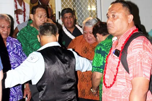 Prime Minister Tuilaepa surrounded by Samoans