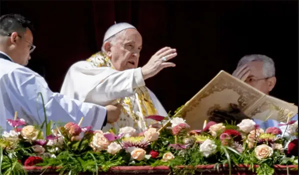 Pope Francis bestows the plenary 'Urbi et Orbi' (