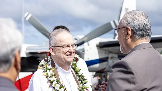 Gov. Pulaali’I Nikolao Pula greeting the Apostolic Nuncio