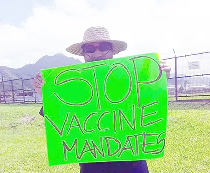 A vaccine mandate protester