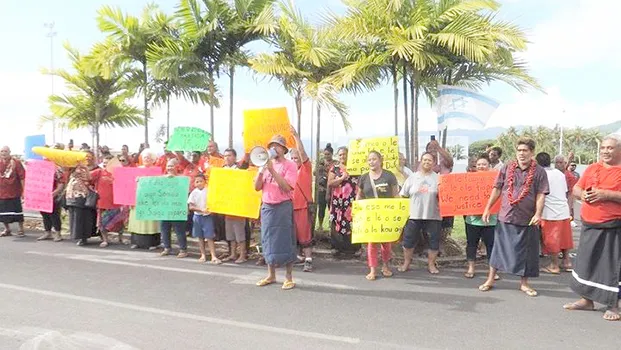 People protesting at the Samoa Supreme Court