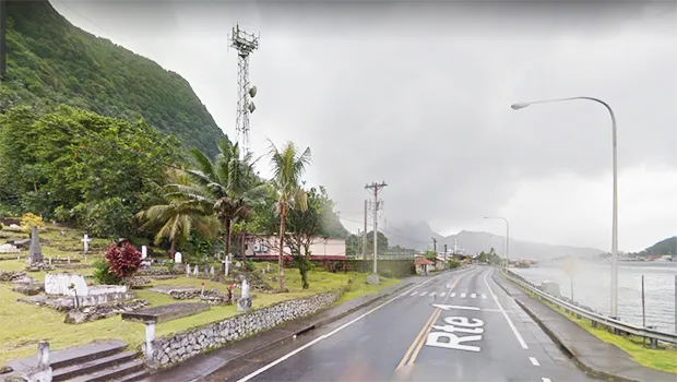 The road into Autu'u village