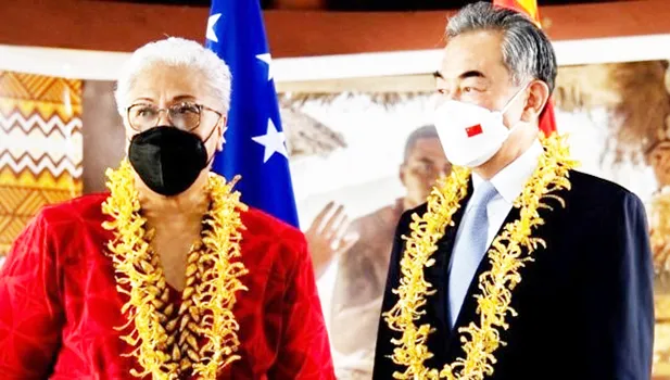 Chinese Foreign Minister Wang Yi (R) and Samoa Prime Minister Fiame Naomi Mataafa