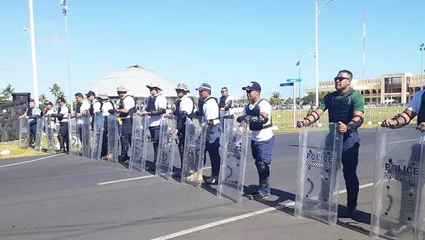 Samoa police behind barricades