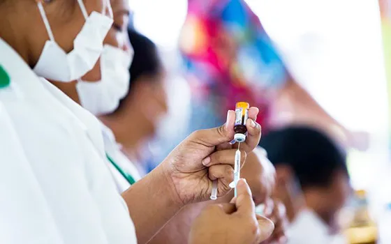  Nurse April Wilson (L) and team leader Luisa Popo preparing vaccinations