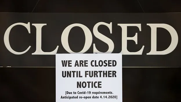 a notice of closure is posted at The Great Frame Up in Grosse Pointe Woods, Mich.