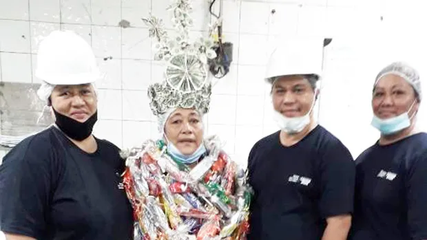 (l-r) Lead Main Pack Seneuefa Faoasau, Epi Schuster, Supervisor So’o Maanaima, and Lead Fish Cleaner Tausala Tuimaseve