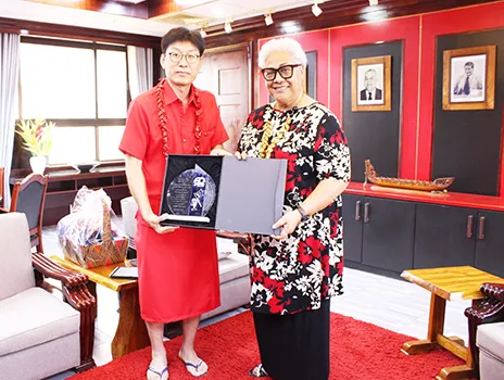 Samoa Prime Minister Fiame Naomi Mataafa and StarKist Samoa General Manager Injoo Ha and Prime Minister Fiame Naomi Mata'afa