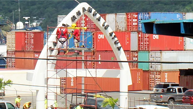 Installing the motto on the Sogelau Monument