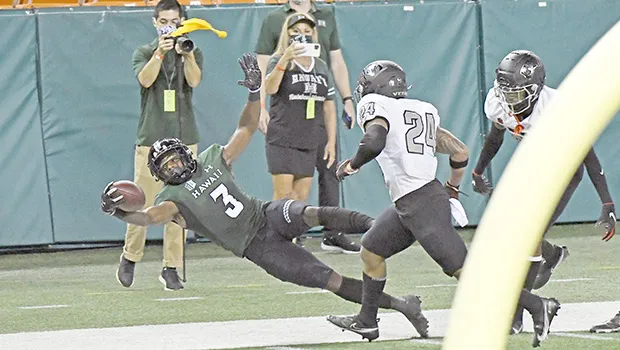 Hawaii Wide Receiver, Melquise Stovall makes an incredible leaping grab that led to a Hawaii touchdown