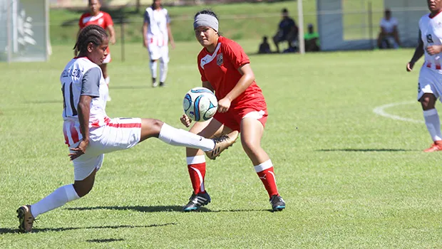 Susanna Lutali makes a pass with a New Caledonia opponent