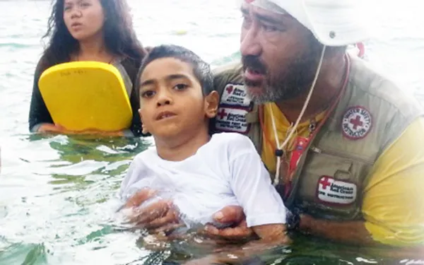 Swimming Coach, Zero Iaulualo with a special needs child during their swimming lessons in 2015 in conjunction with parents’ group PCSN Network.