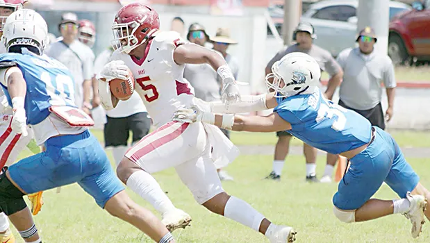 Tafuna's Metuliki Tupou speeding through the heart of the Sharks