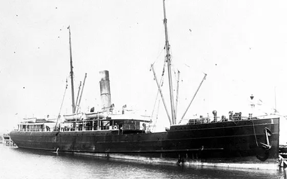  The steamship Talune at the Napier breakwater in 1908.
