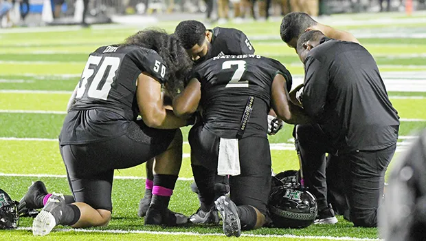  Justus Tavai, Djuan Mathews, Gene Pryor, Kohl Levao, and Solo Vaipulu kneedling in prayer