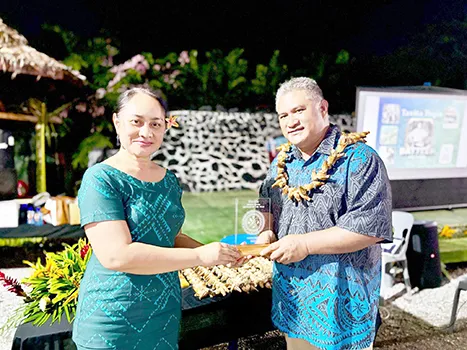 Tavita with award