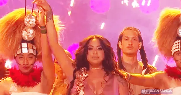 American Samoa singer Tenelle (middle)