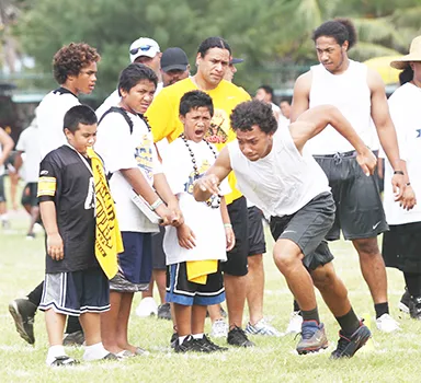 Polamalu with young American Samoa athletes