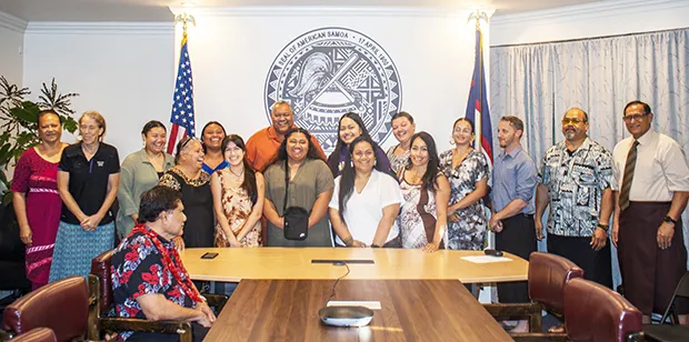 Students and faculty members from Univ of Washington with Gov Lemanu