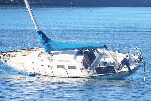 Sailboat aground near Aua