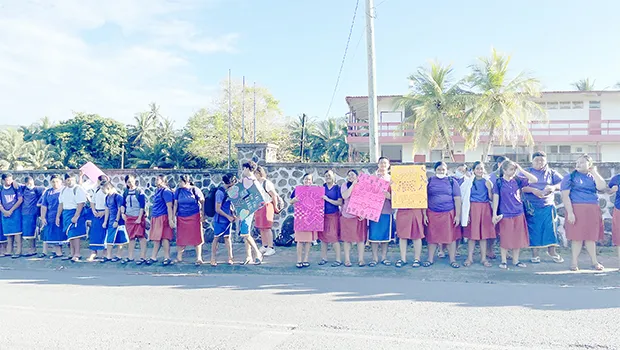FMHS wave in front of school