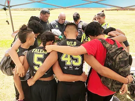 Willie Talamoa, rear center with shaved head, next to Kinohi Aki, rear left