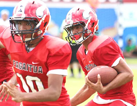 Faga’itua Vikings quarterback Fitu Amata behind his blockers