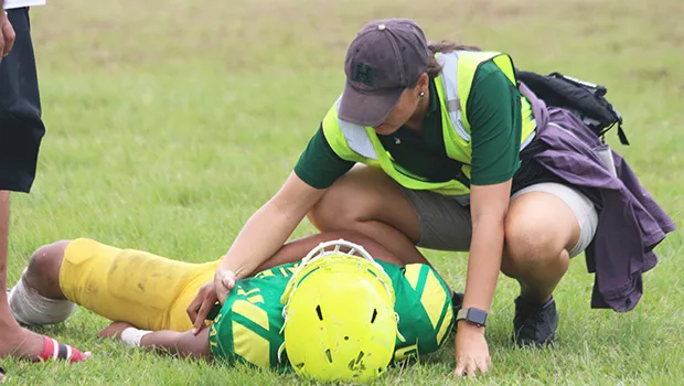 ASHSAA/JPS ATC Florence Wasko tending to an injured Leone Lion