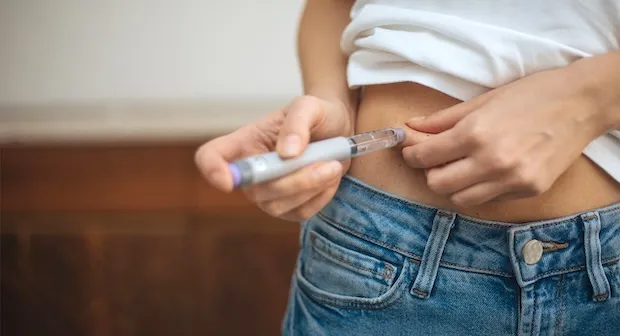 WOMAN INJECTING WEIGHTLOSS DRUG